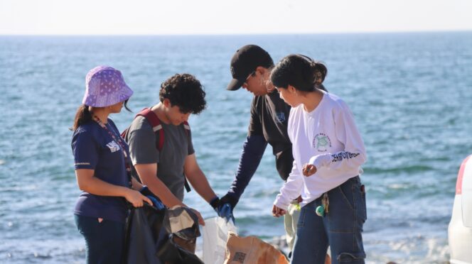 Realizan jornada de limpieza en la escollera del Faro de Mazatlán